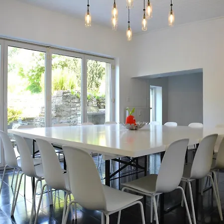 Сasa de vacaciones Family Retreat, Forested Anhee Denee