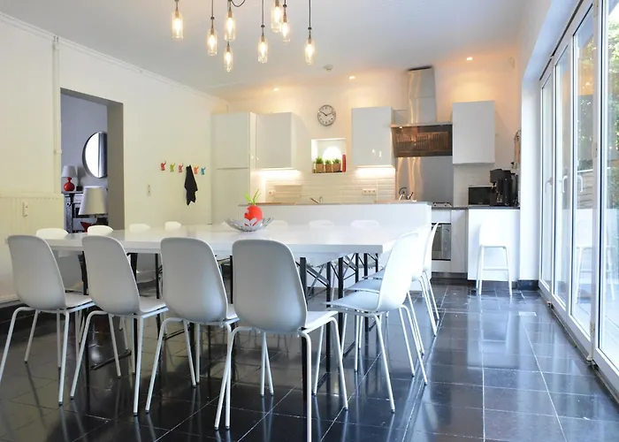 Family Retreat, Forested Anhee Hébergement de vacances *